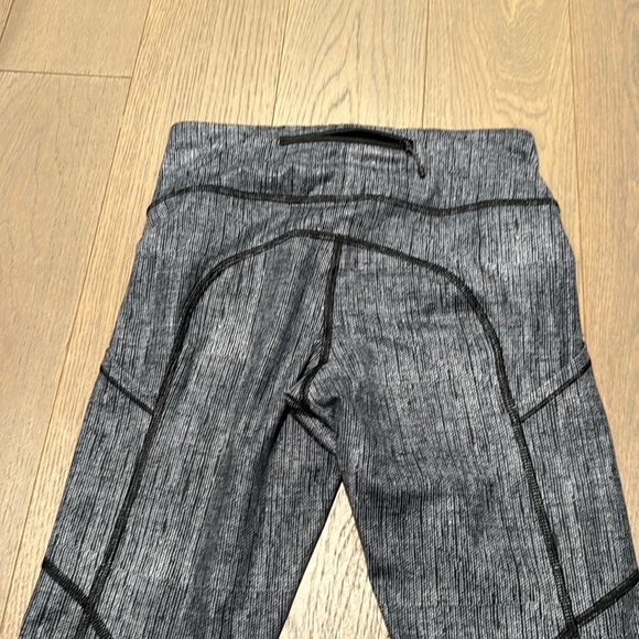 Lululemon Woman's Size 2 Black & White Speed Tight III Leggings - Picture 5 of 9